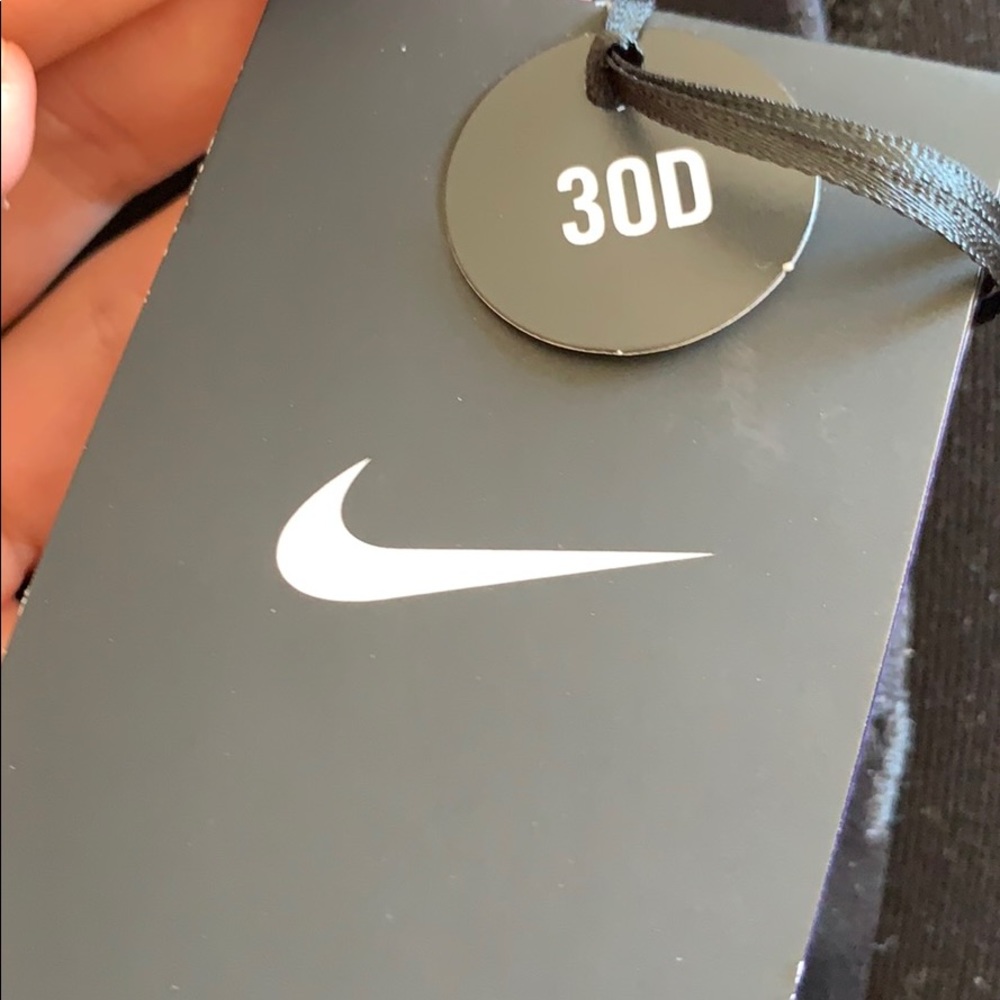 Nike high support sports bra! Size 30D. - Picture 8 of 9